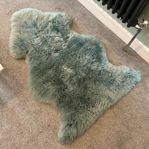 Tapis en peau de mouton vert menthe, jeté simple peau tanné écologique (90 cm x 65 cm)