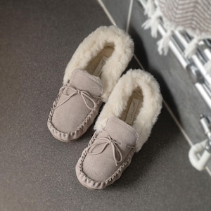 Women&#39;s Sheepskin Moccasin Slippers Rubber Sole Natural Light Beige Colour Fluffy Handcrafted Premium Quality