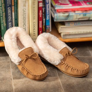 Women&#39;s Sheepskin Moccasin Slippers Rubber Sole Natural Chestnut Light Brown Colour Fluffy Handcrafted Premium Quality