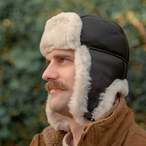Men&#39;s Luxury Sheepskin Trapper Hunter Hiking Flying Winter Hat with Ear Flaps for Men Leather Aviator Finished Outer Chin Clip