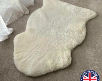 Alfombra de piel de oveja de British Moorland: piel blanca marfil, cortada a mano