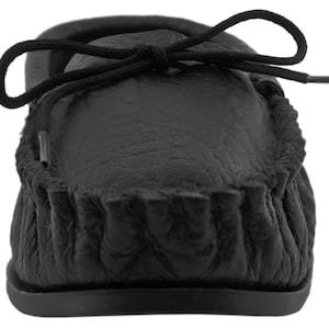 Op de afbeelding: Zwarte leren mocassinslippers met een vetersluiting. De slippers hebben een bovenwerk van gestructureerd leer en een rubberen zool.