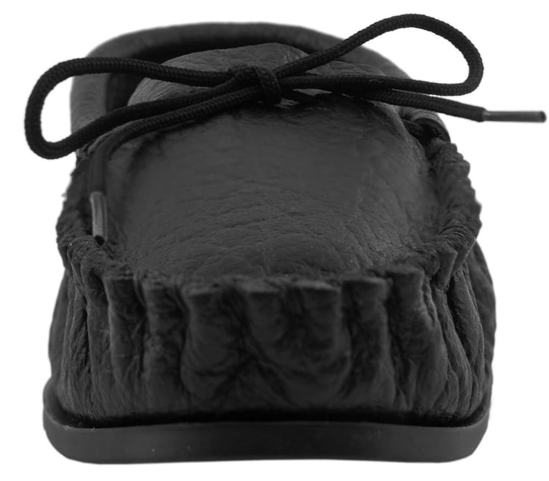 Op de afbeelding: Zwarte leren mocassinslippers met een vetersluiting. De slippers hebben een bovenwerk van gestructureerd leer en een rubberen zool.