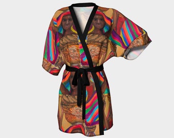 Puede incluir: Una bata de kimono colorida con un patrón repetido de una mujer con un fondo de arcoíris. La bata tiene una faja negra.