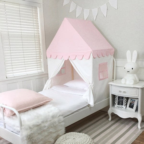 Das Spielhaus „Süße Träume“ | Betthimmel | Zwillingsgröße | Rosa und weißes Baumwoll-Canvas | Zelt mit zwei Einzelbetten |