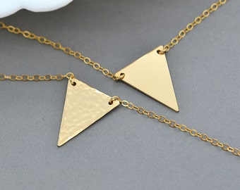 Gouden driehoek ketting, delicate V ketting, geometrische ketting, gehamerde driehoek ketting, minimale sieraden