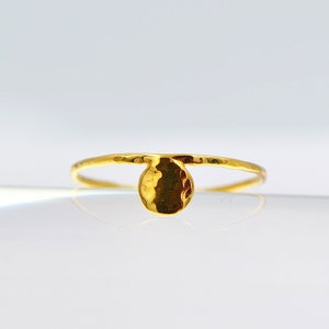 Gehämmerter Goldring, dünner Goldring, stapelbarer Ring für Frauen, Statement Ring Gold oder Silber, 18k Gold Bild 1