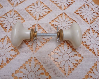 Deux jolies poignées de porte antiques, françaises, porcelaine, XIXe siècle, blanc, laiton, poignées de porte, meubles de porte, décoration d'intérieur, aspect vintage