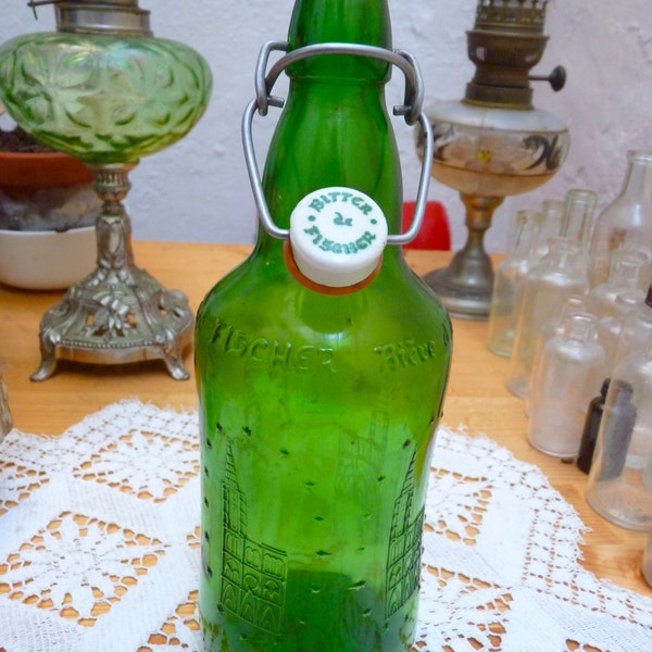 vintage, Fischer, Bouteille de bière verte, en relief, Bière d'Alsace avec la Cathédrale Notre-Dame, Porcelain Swing Top, Highly Collectible, années 1950