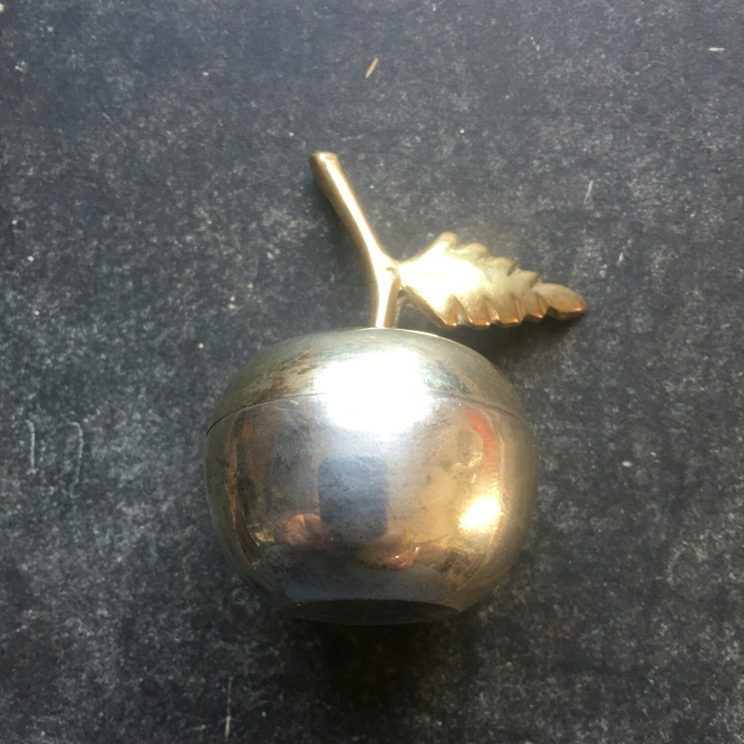 Mid Century Apple Plaque d'argent et en Laiton Cinamin Shaker