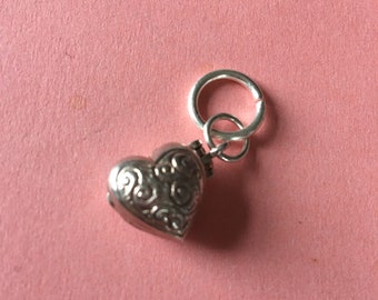 Stunning heart locket with beautiful detail on the heart when opened inside a couple kissing ! Unusual love token ! Rare find