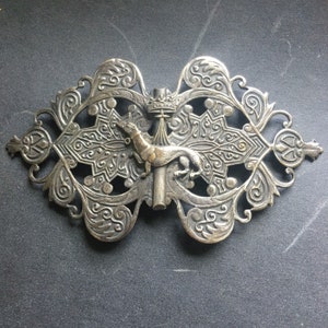 Stunning silver plated belt buckle with dog with crown detail French . image 1