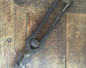 Very unusual spring loaded pliers ! French Vintage