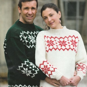 Peut inclure: Un couple portant des pulls en tricot assortis avec un motif de flocon de neige. Le pull de l'homme est vert avec des flocons de neige blancs, et le pull de la femme est blanc avec des flocons de neige rouges.
