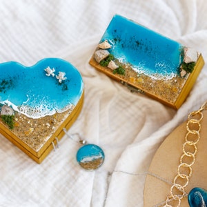 Boîte à anneaux marins. Logement pour alliances. Boîte à alliances sur le thème de la plage. Boîte souvenir à bijoux. Boîte à bijoux en bois. Mariage nautique. Mer de résine