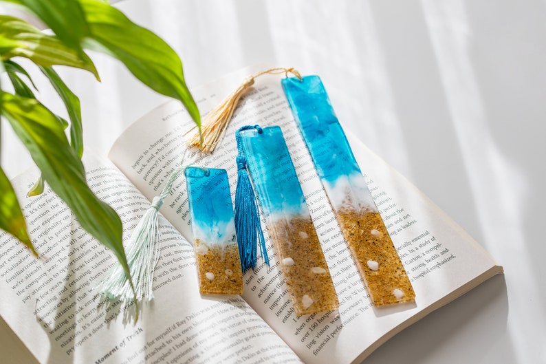 The marine style handmade resin bookmarks make the best gifts for anyone who love the beach. It goes with real shells, sea pebbles and beach sand.