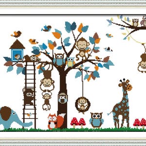 Könnte beinhalten: Kreuzstich-Kunstwerk mit einer skurrilen Dschungelszene. Ein brauner Baum mit blauen und orangefarbenen Blättern ist mit Affen, Eulen und Vögeln bevölkert. Eine Giraffe, ein Elefant und ein Fuchs sind ebenfalls vorhanden. Das Kunstwerk ist gerahmt.