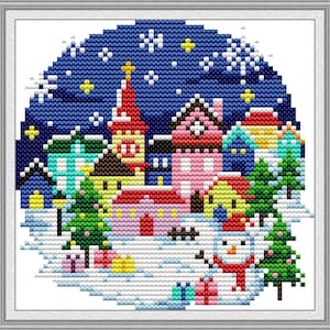 Pode incluir: Uma cena colorida de uma vila de inverno com um boneco de neve em primeiro plano. A vila é composta por casas com telhados vermelhos, rosa, amarelos e azuis. Há árvores com folhas verdes e neve no chão. O céu é azul com flocos de neve brancos.