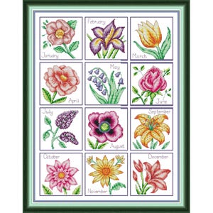 Peut inclure: Un motif de point de croix représentant un calendrier floral avec une fleur différente pour chaque mois de l'année. Les fleurs sont de couleurs variées, notamment rose, violet, jaune et orange. Les mois sont indiqués dans une police simple.