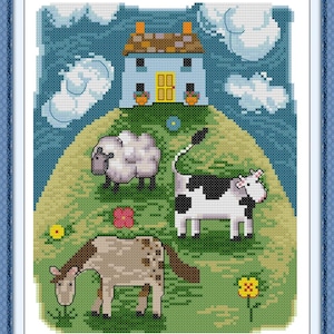 Könnte beinhalten: Kreuzstichbild eines blauen Hauses mit gelber Tür, eines Schafs, einer Kuh und eines Pferdes auf einem grünen Hügel unter blauem Himmel mit Wolken. Das Kunstwerk ist in einem blauen Rahmen gerahmt und zeigt eine Bauernhofszene.