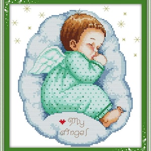 Puede incluir: Diseño de punto de cruz de un bebé ángel durmiendo sobre una nube, con un atuendo verde con lunares blancos y alas de ángel. El texto "My Angel" está debajo del bebé. El diseño está enmarcado en verde.