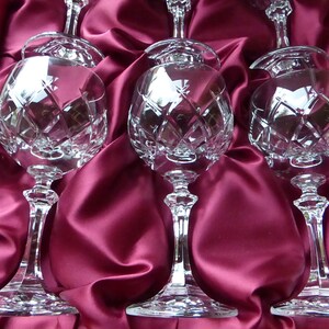 K&ouml;nnte beinhalten: Set aus vier Kristallweingl&auml;sern mit geschliffenem Glasdesign. Die Gl&auml;ser werden in einer roten Samtbox pr&auml;sentiert.