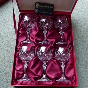 K&ouml;nnte beinhalten: Satz von sechs klaren Kristallweingl&auml;sern in einer mit rotem Samt ausgekleideten Schachtel. Die Schachtel tr&auml;gt ein Etikett mit der Aufschrift "Schott Zwiesel Glass".