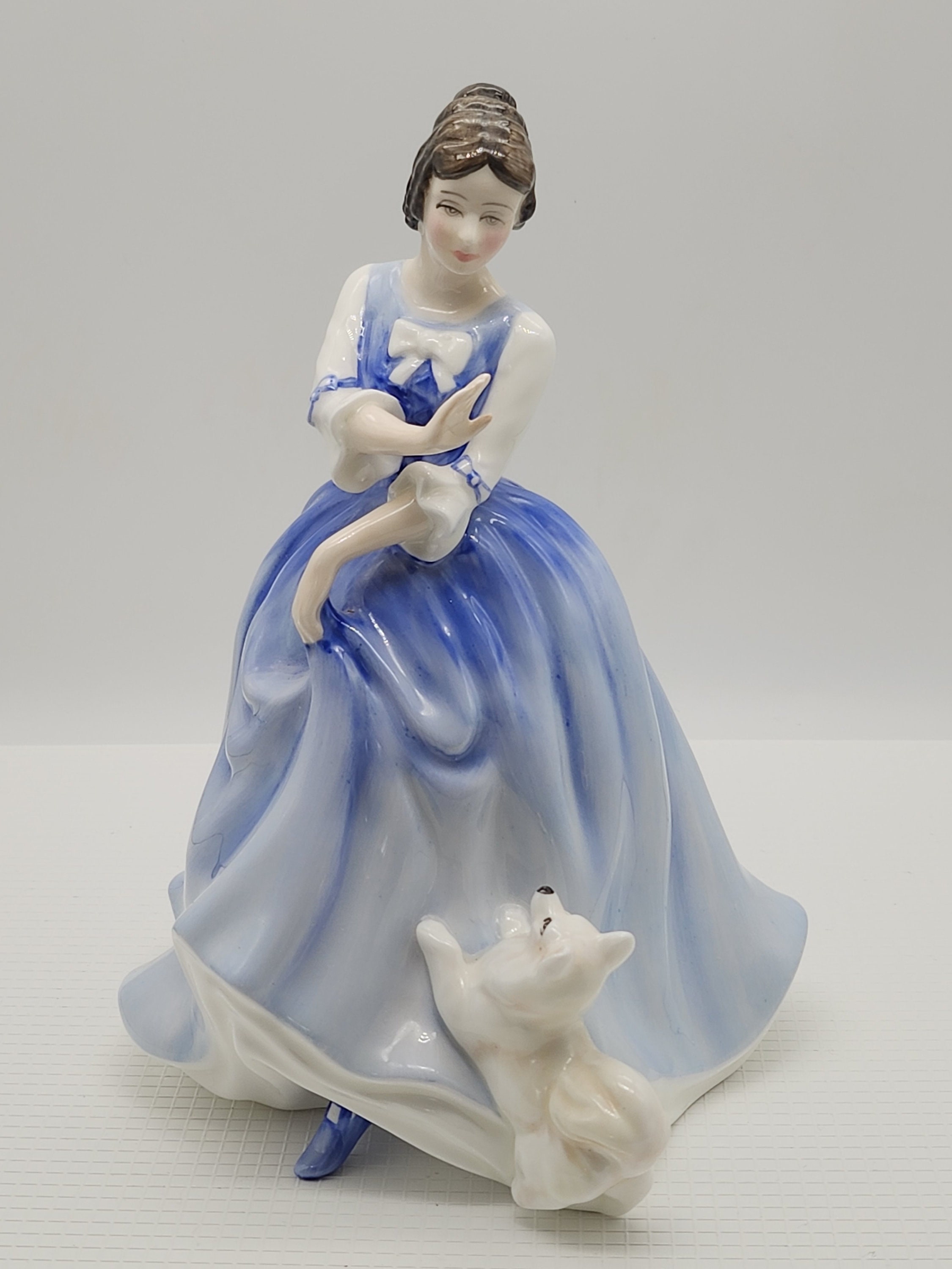 ロイヤルドルトン　フィギュリン(LORRAINE) Royal Doulton Vintage Figurine Lorraine HN3118 Lady With Her