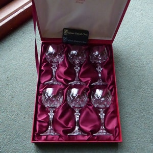 K&ouml;nnte beinhalten: Satz von sechs klaren Kristallweingl&auml;sern in einer mit rotem Samt ausgekleideten Schachtel. Die Schachtel tr&auml;gt ein Etikett mit der Aufschrift "Schott Zwiesel Glas".