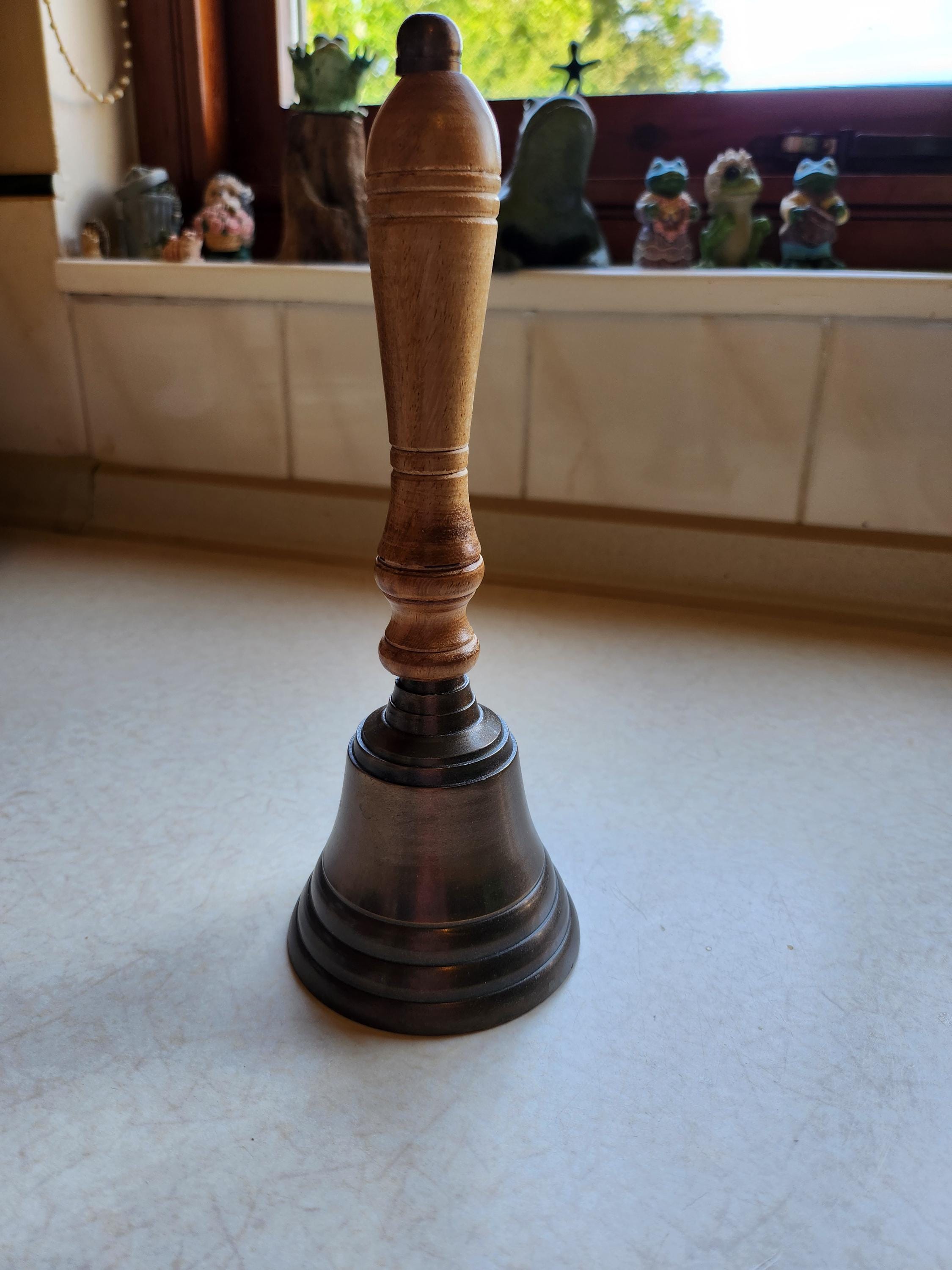 Campana escolar vintage de latón con mango de madera: idea de regalo coleccionable