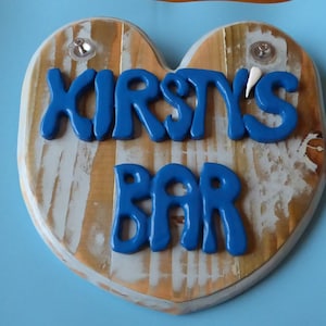 Placa de bar personalizada sob medida com nome esculpido à mão de sua escolha em até 7 letras