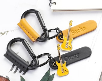 Llavero con mosquetón negro personalizado con etiqueta para nombre y colgante de guitarra