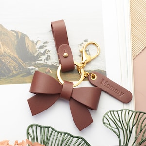 Personalisierte Leder Bogen Schlüsselanhänger |  Handgefertigte Leder Schlüsselanhänger | Leder Taschenanhänger Schleife | Schlüsselanhänger mit Gravur