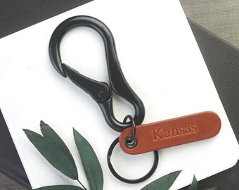 Llavero personalizado con mosquetón negro y clip de cierre / Etiqueta de cuero grabada con nombre