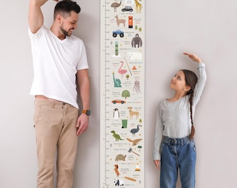 Puede incluir: Un medidor de altura beige con el texto "THE WILLIAMS FAMILY ARE AS TALL AS A..." presenta ilustraciones de animales y medidas de altura correspondientes en cm. Un hombre y una niña están junto al medidor, midiendo su altura.