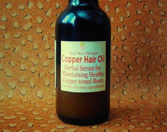 Aceite para el cabello de cobre * Suero a base de hierbas para potenciar las raíces y el color en tonos cobrizos * Color cobrizo natural con sutiles reflejos rojos y dorados