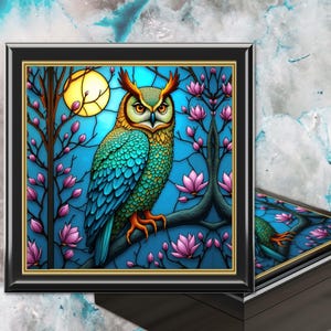 Peut inclure: Un hibou bleu et vert aux yeux jaunes perché sur une branche avec des fleurs roses. Le hibou est sur un fond bleu avec une lune jaune dans le coin supérieur gauche.