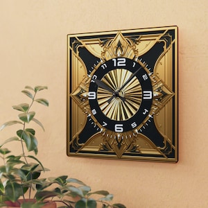 Może przedstawiać: Kwadratowy zegar ścienny z ozdobnym wzorem w kolorze złotym i czarnym. Tarcza zegara ma czarne cyfry rzymskie i złote wskazówki.