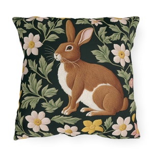 Almohada impermeable de conejo en el bosque, inspirada en William Morris, estilo cottagecore de primavera, estilo forestcore, para exteriores, decoración del hogar.