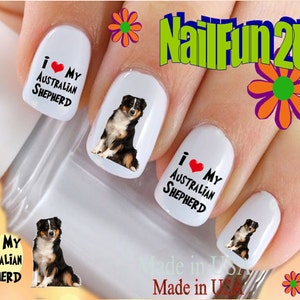 Peut inclure: Décalcomanies pour ongles avec un chien de berger australien et le texte "J'aime mon berger australien".