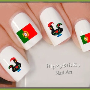 Può includere: Quattro unghie bianche con disegni di nail art. Due unghie hanno un design di bandiera portoghese rosso e verde. Due unghie hanno un design di gallo nero con accenti rossi e bianchi.