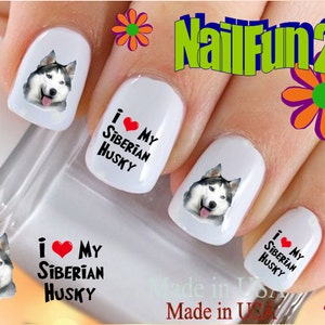 Puede incluir: Conjunto de pegatinas para uñas con un perro Husky siberiano de ojos azules y el texto "Me encanta mi Husky siberiano" con un corazón rojo. Las pegatinas son sobre fondo blanco.