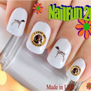 Puede incluir: Calcomanías para uñas con un perro Braco Alemán de Pelo Corto. Las calcomanías son blancas con una silueta de perro marrón y el texto "Me encanta mi Braco Alemán".