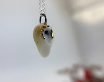 手作りの小さな磁器製のフクロウのペンダント、スターリングシルバーのチェーン付き