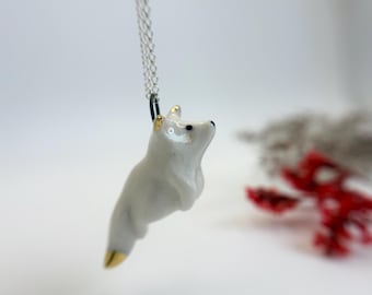 手作りの磁器製キツネのペンダント。ゴールドのアクセント付き。スターリングシルバーのチェーン付き。