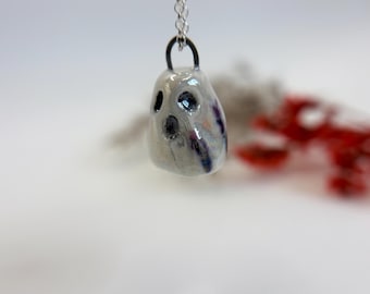 手作りの小さな虹色に輝くラベンダー色の磁器製ゴーストペンダント、スターリングシルバーチェーン付き
