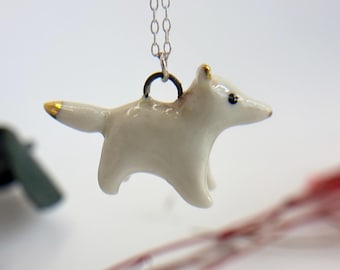 手作りの磁器製キツネのペンダント。ゴールドのアクセント付き。スターリングシルバーのチェーン付き。