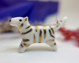 手作りの磁器製金色の虎のトーテム彫刻