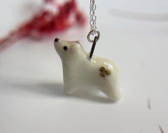 手作りのミニサイズの磁器製クマの子のペンダント。ゴールドのアクセント付き、スターリングシルバーのチェーン付き。