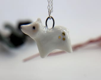 手作りの磁器製クマのペンダント。ゴールドのアクセント付き。スターリングシルバーのチェーン付き。